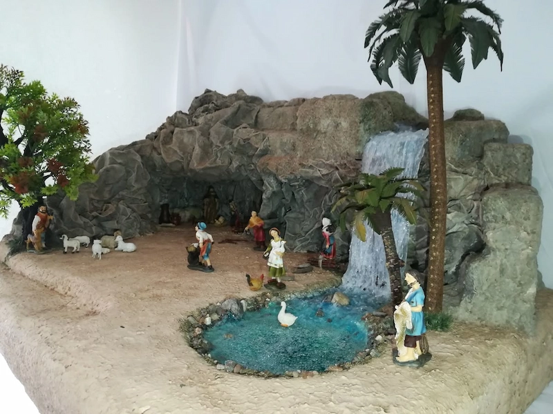 Mẫu hang đá kết hợp yếu tố nước (Nguồn: Pinterest)