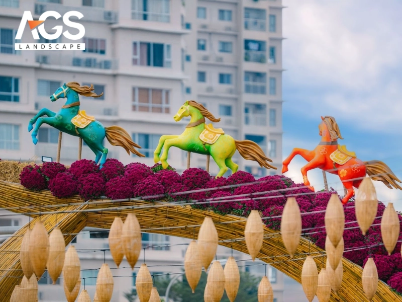 Linh vật Ngựa trên Cổng mở của Đường hoa (Nguồn: AGS Landscape) Linh vật Ngựa trên Cổng mở của Đường hoa (Nguồn: AGS Landscape)