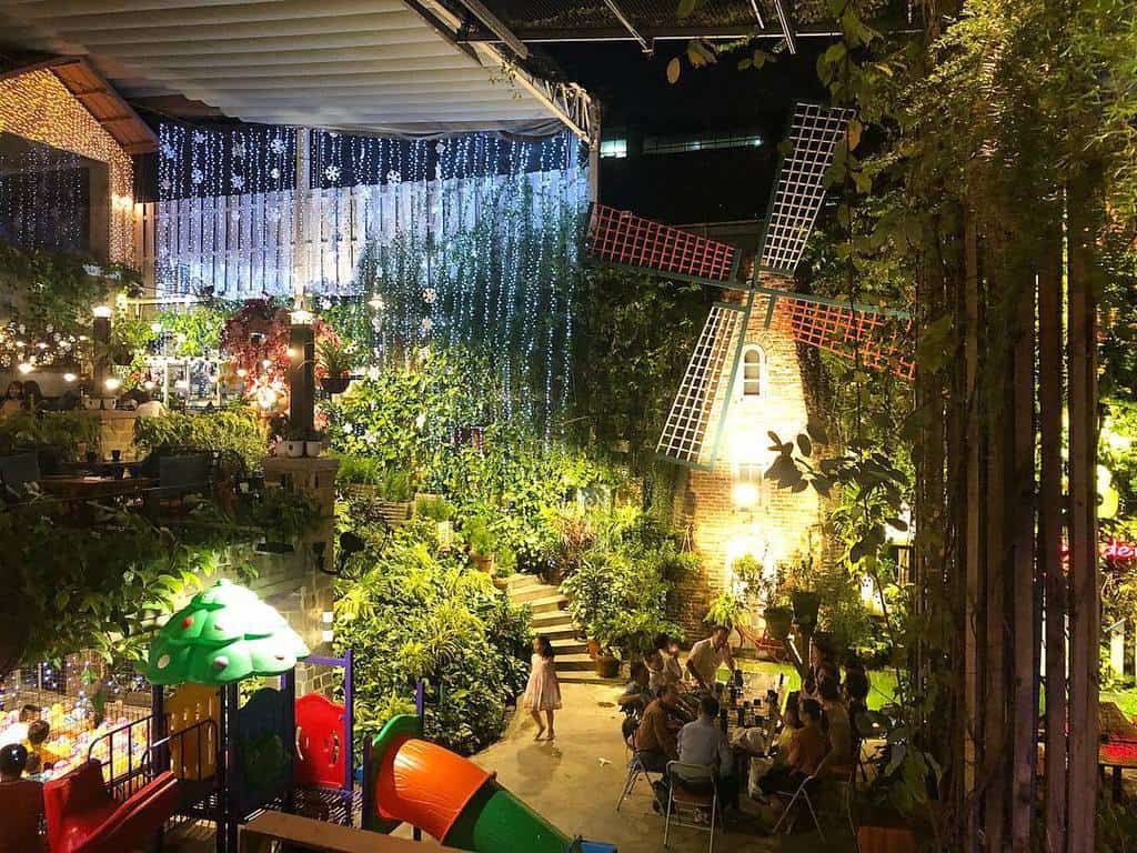 Đèn trang trí quán cafe sân vườn - đèn led dây treo trần