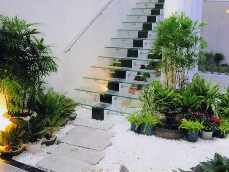 nhà có sân vườn ở giữa