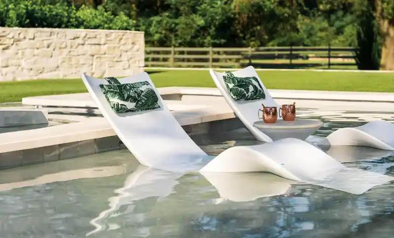 Ghế tắm nắng cạnh hồ mini và cây xanh, kết hợp hiên che – tạo cảm giác resort, nâng tầm trải nghiệm lưu trú cao cấp. (Nguồn ảnh: Internet)