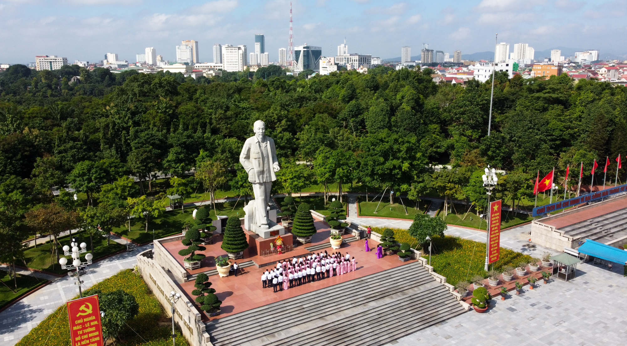 Quảng trường Hồ Chí Minh tại Nghệ An có gì đặc biệt?