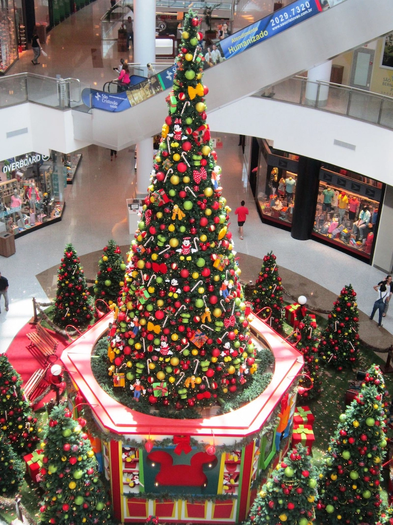 Cây thông Noel khổng lồ với chủ đề riêng biệt (Nguồn:Pinterest)