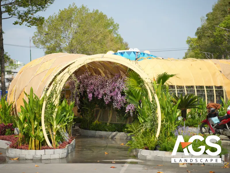 Đại cảnh "Chuyển mình vươn xa" với đường hầm uốn lượn, hình ảnh sếu đầu đỏ, ghe chở hoa, thể hiện mục tiêu phát triển và thịnh vượng (Nguồn: AGS Landscape)